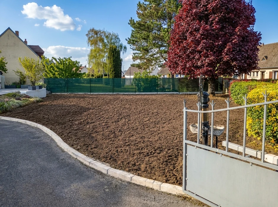 Jardin résidentiel en cours d'aménagement, vue extérieure de jour