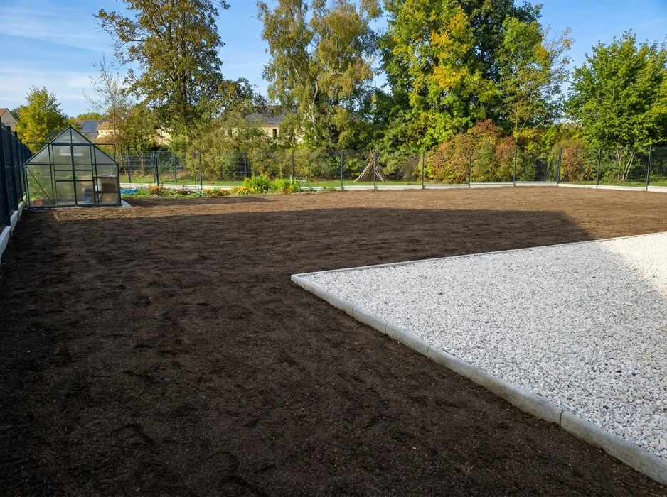 Jardin extérieur en cours d'aménagement paysager