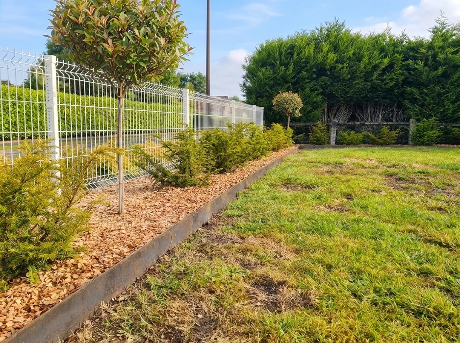 Aménagement paysager extérieur moderne avec terrasse surélevée en bordures bois